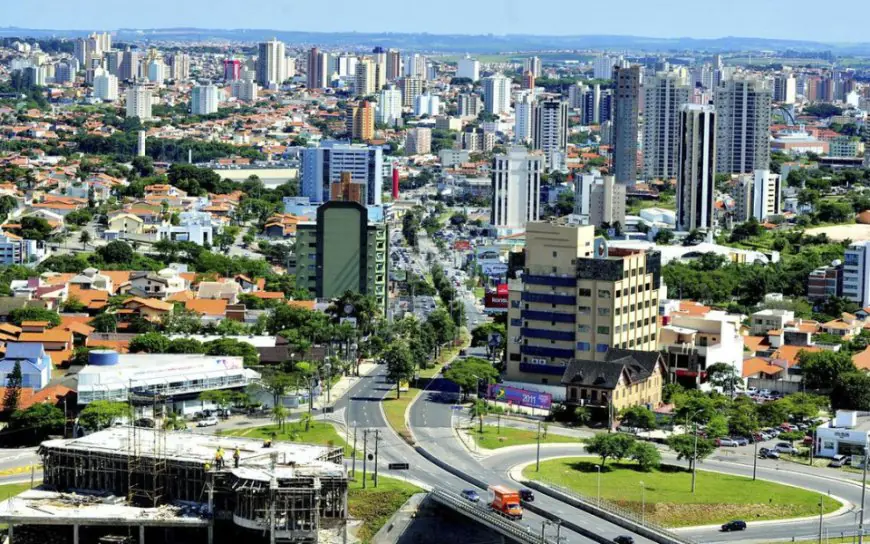 Centro urbano de Sorocaba-SP com casas e edifícios residenciais